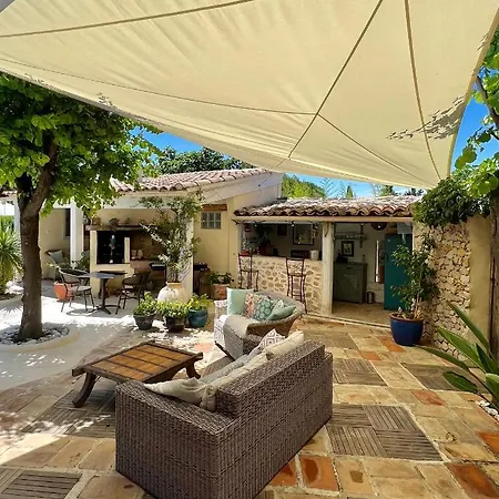 La Bergerie De Laval Bed & Breakfast 3*